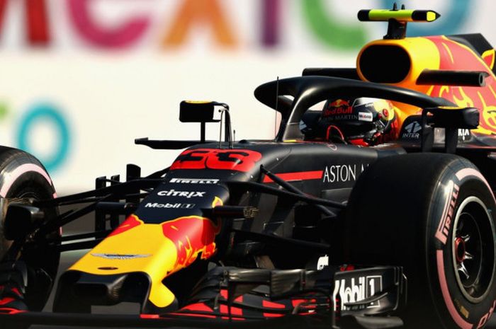 Aksi Max Verstappen (Red Bull Racing) saat mengikuti salah satu sesi latihan bebas F1 GP Meksiko 2018 yang diselenggarakan pada Sabtu (27/10/2018) dini hari WIB.