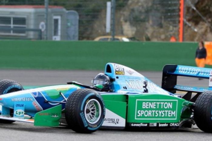 Mobil Benetton-Ford B194 yang membawa Michael Schumacher menjuarai Formula 1 tahun 1994 dikendarai anaknya, Mick Schumacher, di Belgia pada Minggu (13/8/2017)