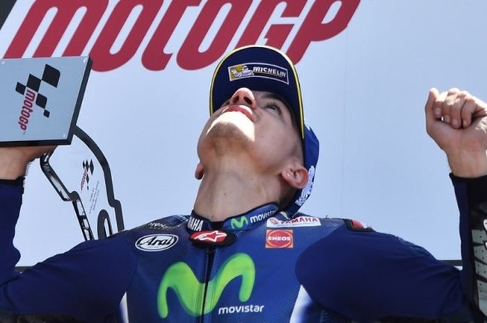 Pebalap Movistar Yamaha MotoGP asal Spanyol, Maverick Vinales, merayakan kemenangannya pada balapan GP Perancis di Sirkuit Le Mans, Minggu (21/5/2017).