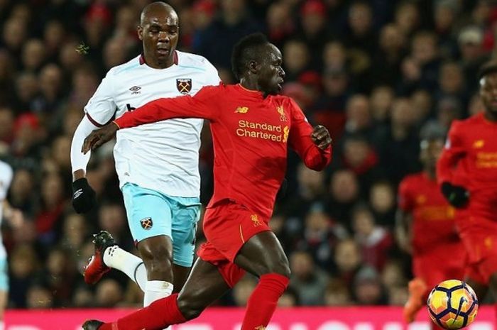 Pemain Liverpool, Sadio Mane, beraksi pada laga antara Liverpool dan West Ham di Anfield pada 11 Desember 2016 di Liverpool, Inggris.