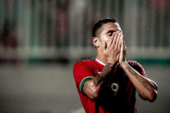 Striker senior timnas U-23 Indonesia, Alberto Goncalves dalam laga uji coba kontra Korea Selatan di Stadion Pakansari, Bogor, Sabtu (23/6/2018).