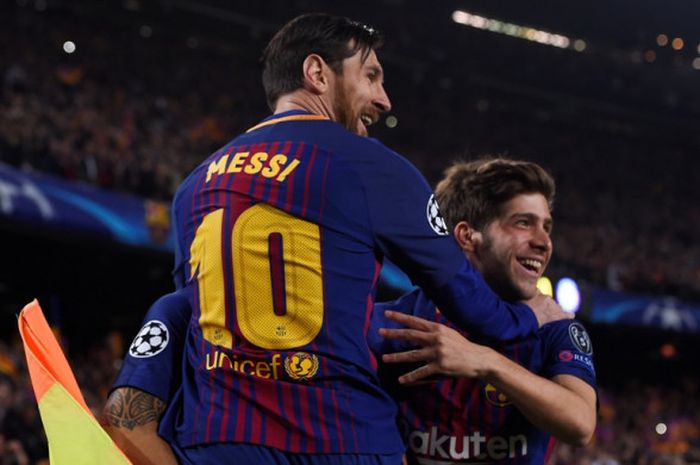 Megabintang FC Barcelona, Lionel Messi, merayakan golnya bersama Sergi Roberto (kanan), dalam laga leg kedua babak 16 besar Liga Champions kontra Chelsea di Stadion Camp Nou, Barcelona, Spanyol, pada 14 Maret 2018.