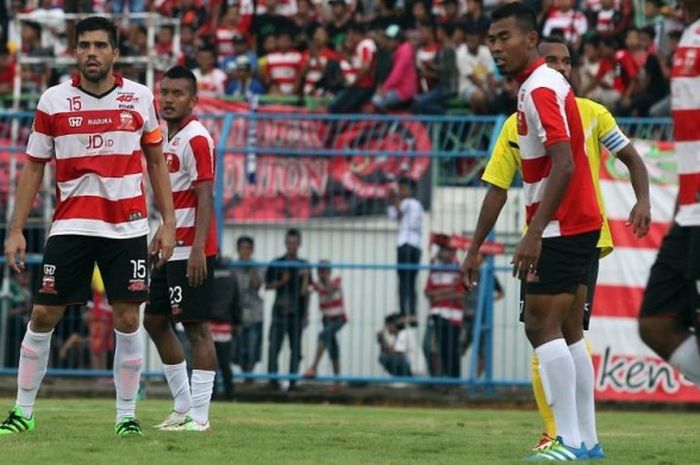 Kapten Madura United, Fabiano Beltrame (kiri), beraksi di laga Torabika Soccer Championship.