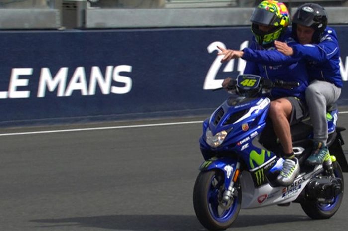 Valentino Rossi mempelejarai layout Sirkuit Le Mans bersama pelatihnya, Luca Cadalora, jelang seri balap MotoGP Prancis, Kamis (5/5/2018).