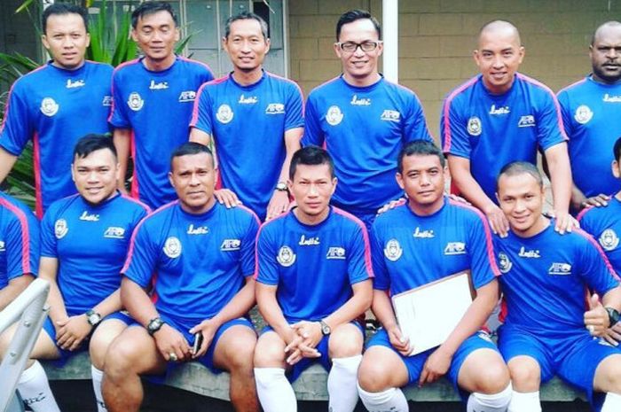 Ismed Sofyan di tengah bersama teman kursus lisensi pelatih C AFC.