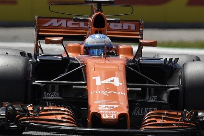 Pebalap McLaren-Honda, Fernando Alonso, sedang sesi latihan kedua GP Spanyol di Circuit de Barcelona-Catalunya, Spanyol, Jumat (12/5/2017).