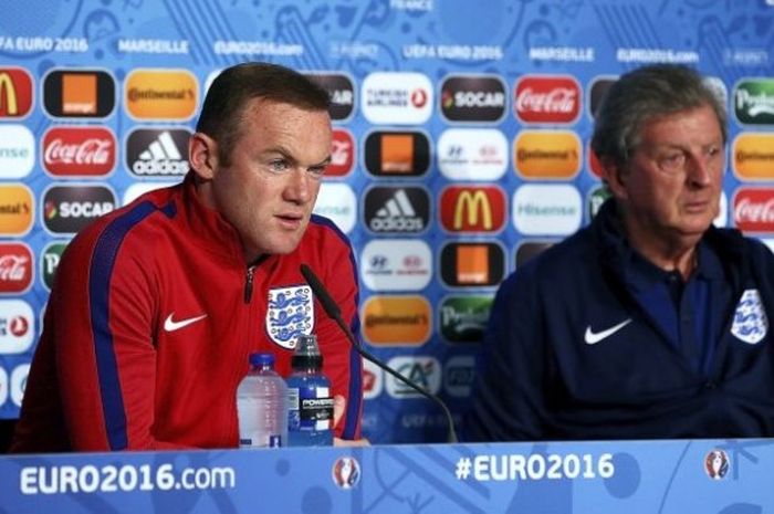 Kapten timnas Inggris, Wayne Rooney (kiri), dan sang pelatih, Roy Hodgson, menghadiri konferensi pers di Marseille, Prancis, jelang laga Piala Eropa kontra Rusia, Sabtu (11/6/2016).