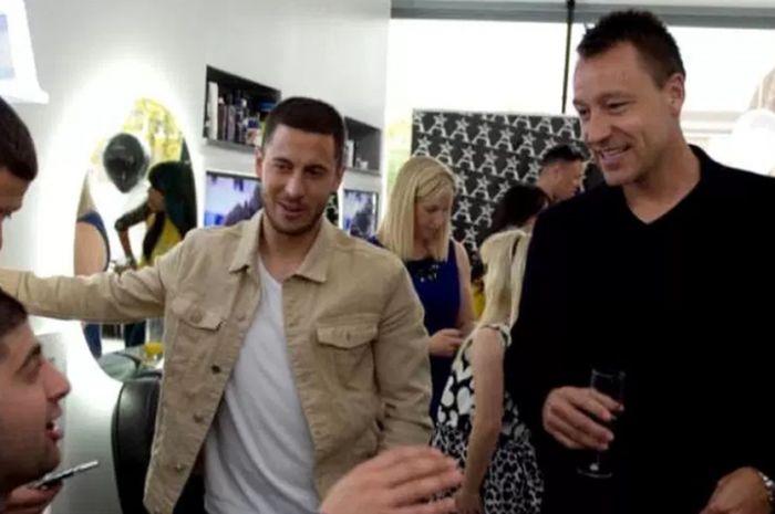 John Terry dan Eden Hazard mengunjungi tukang cukur terkenal di Liga Inggris, Ahmed Alsanawi.