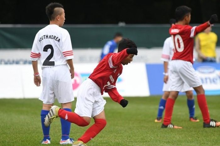 Pemain Tim AQUADNC Garuda Muda 2016, Rendi, merayakan gol yang dia cetak ke gawang Korea Selatan dalam pertandingan Grup E Final Dunia Danone Nations Cup 2016 di Prancis, Jumat (14/10/2016).