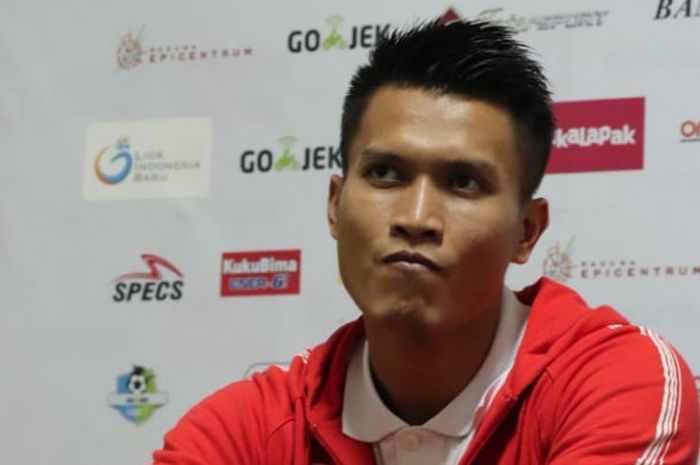 Kiper Persija Jakarta Shahar Ginanar memberikan keterangan pers seusai laga kontra Bhayangkara FC di Stadion Sultan Agung, Bantul, Jumat (27/7/2018).