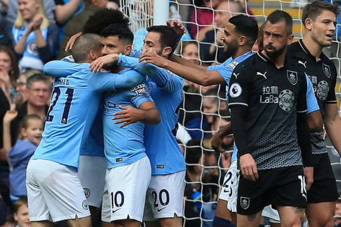 Para pemain Manchester City merayakan gol yang dicetak Sergio Aguero dalam laga Liga Inggris melawan Burnley di Stadion Etihad, 20 Oktober 2018. 