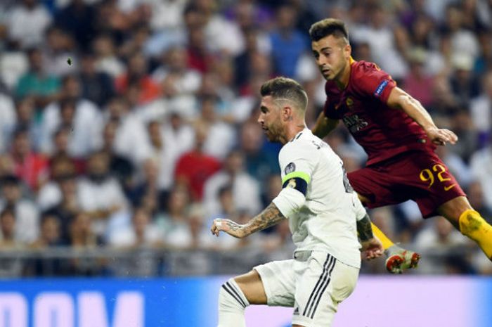 Sergio Ramos dan Stephan El Shaarawy berduel dalam laga Real Madrid versus AS Roma di Santiago Bernabeu pada laga Liga Champions, Rabu (19/9/2018)