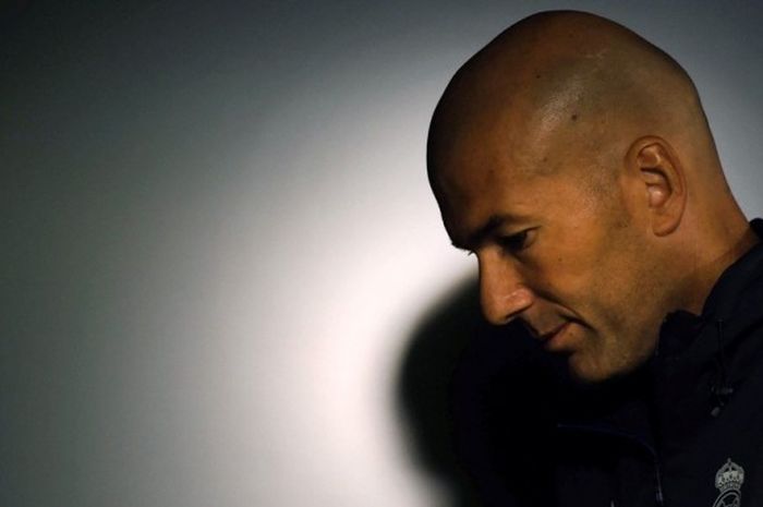 Pelatih Real Madrid, Zinedine Zidane, meninggalkan konferensi pers di Dortmund, Jerman, 26 September 2016, jelang laga Grup F Liga Champions kontra Borussia Dortmund di Signal Iduna Park.