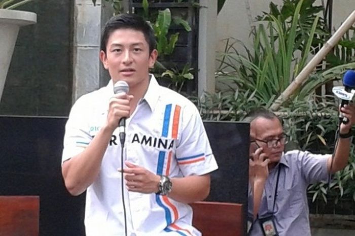 Pebalap Manor Racing asal Indonesia, Rio Haryanto, ketika menghadiri Media Briefing di Kota Kasablanka, Jakarta, Kamis (7/4/2016).