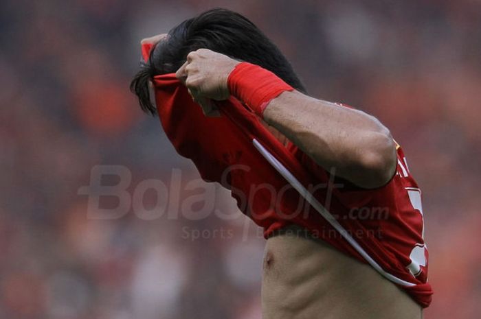 Pemain Persija Jakarta, Rezaldi Hehanussa melakukan selebrasi membuka setengah kaus seusai membobol 