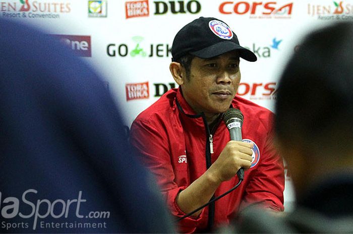 Pelatih Arema FC, Joko Susilo, berbicara kepada media usai laga melawan Persela Lamongan dalam laga pekan ke-24 Liga 1 di Stadion Kanjuruhan Malang, Jawa Timur,  Sabtu (16/09/2017) malam.