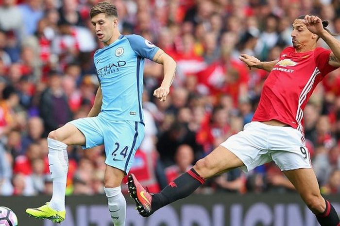 Bek Manchester City, John Stones (kiri), beraksi dalam pertandingan Premier League kontra Manchester United di Old Trafford, Manchester, Inggris, 10 September 2016.