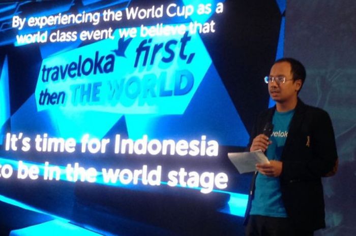 Chief Marketing Officer Traveloka, Dannis Muhammad, dalam acara pengumuman kerja sama dengan Futbal Momentum Asia (FMA) sebagai pemegang lisensi eksklusif teritorial resmi Piala Dunia 2018 di Indonesia, Kamis (1/3/2018) di Jakarta.