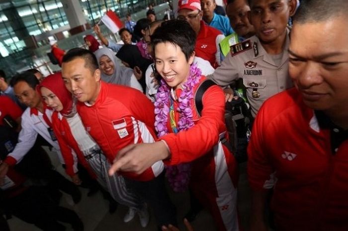 Pebulu tangkis ganda campuran Indonesia, Liliyana Natsir (kedua dari kanan), sesaat setelah tiba di Bandara Soekarno-Hatta, Jakarta, Selasa (23/8/2016).