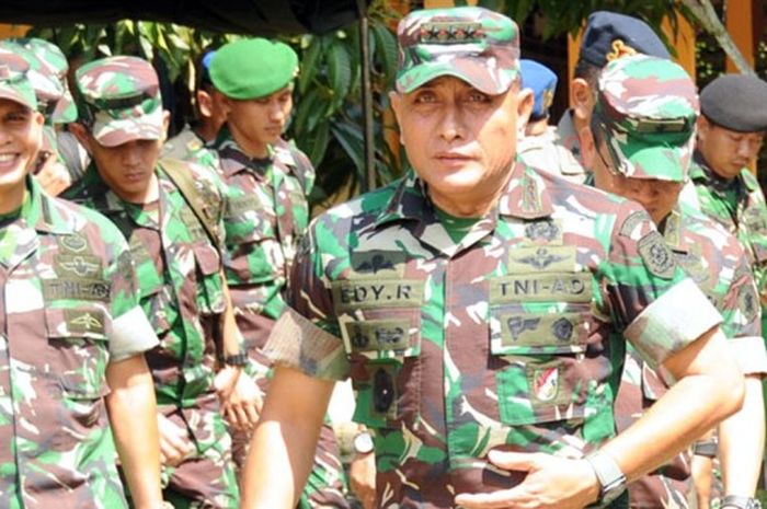 Panglima Komando Cadangan Startegis Angkatan Darat (Pangkostrad) Letjen TNI Edy Rahmayadi yang didampingi oleh Pangdam VI/Mulawarman Mayjen TNI Benny Indra Pujihastono, S.IP., Danlantamal XIII Laksma TNI Wahyudi H. Dwiyono, M.M., Danguspurlatim Laksma TNI I.N.G. Ariawan, SE., MM., Danlanud Tarakan Kolonel Pnb Umar Fathurrohman, S.IP., M.Si. saat meninjau kesiapan Latgab PPRC (Pasukan Pemukul Reaksi Cepat) TNI tahun 2016 di Tarakan, Kalimantan Utara, Jum’at (1/4/2016). 