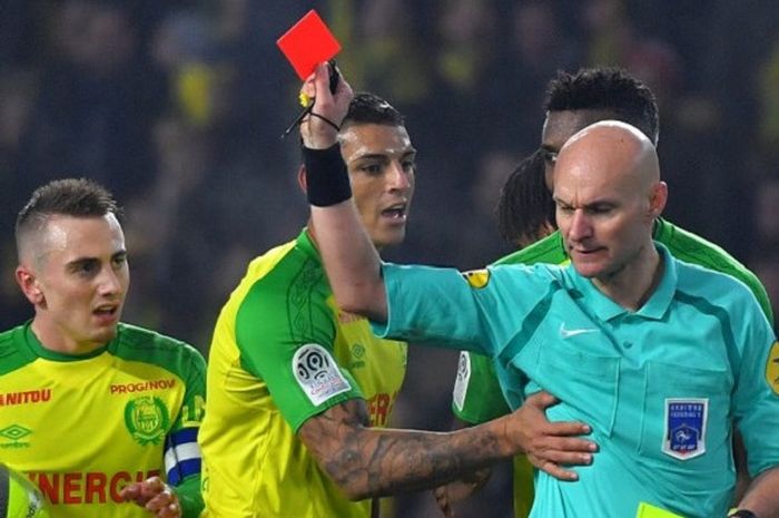 Bek Nantes, Diego Carlos (tengah), mendapat kartu merah dari wasit Tony Chapron di laga melawan Paris Saint-Germain pada Senin (15/1/2018).