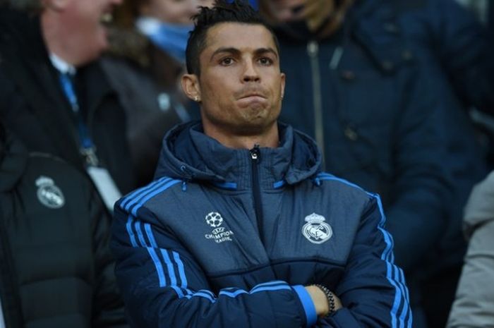 Penyerang Real Madrid, Cristiano Ronaldo, duduk di bangku penonton untuk menyaksikan pertandingan timnya melawan Manchester City pada leg pertama Liga Champions di Etihad Stadium, Manchester, Selasa (26/4/2016).