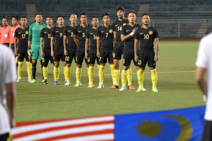Tim nasional Malaysia menyanyikan lagu kebangsaan jelang pertandingan persahabatan melawan Filipina di Manila pada 22 Maret 2017. 