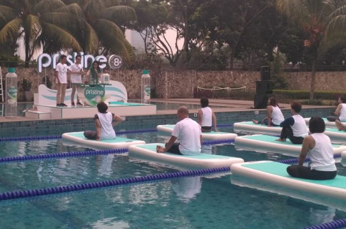 Para peserta sangat antusias mengikuti acara Pristine 8+ Floating Yoga di Sinarmas World Academy, Sabtu (21/7/2018).