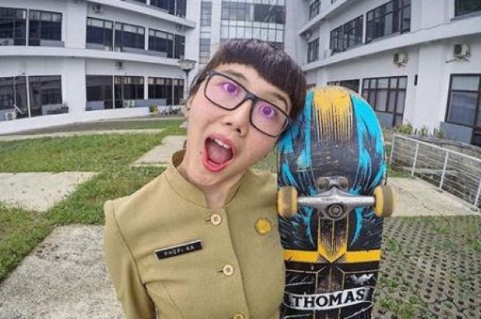 Phopi Ratna Agustina, gadis cantik kelahiran kota Bandung yang hobi main skateboard.