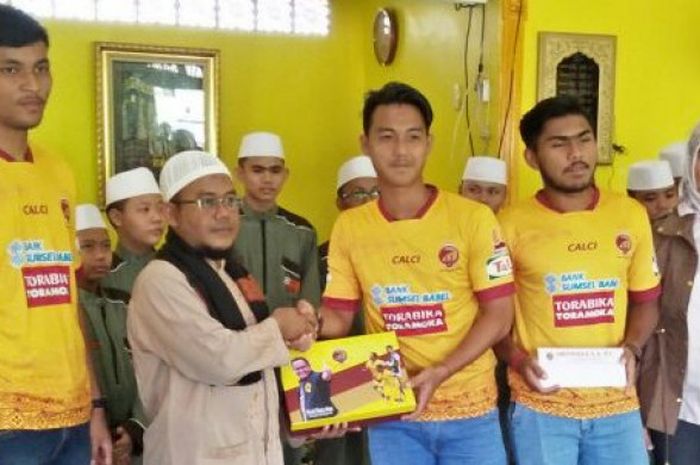 Pemain Sriwijaya FC dan manajer mereka menyerahkan bantuan untuk pondok pesantren, Kamis (3/8/2017).