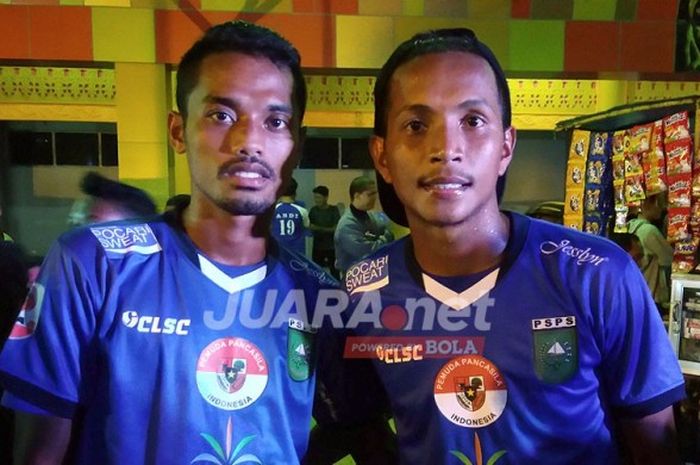 Jukarnain Tehupelasari (kiri) dan Al Qomar Tehupelasari di peluncuran jersey dan tim PSPS Riau, di Stadion Kaharuddin Nasution, Senin (17/4/2017).