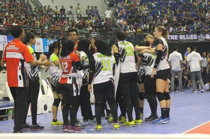  Tim bola voli putri  Jakarta Pertamina Energi meluapkan kegembiraan setelah menjadi juara Proliga 2018 dengan menumbangkan Bandung Bank BJB Pakuan 3-0 pada final yang berlangsung di GOR Among Rogo, Yogyakarta, Minggu (15/4/2018). 