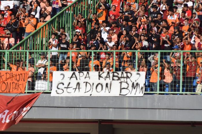 The Jak Mania menagih janji Pemprov DKI Jakarta soal pembangunan stadion baru pada laga Persija Jakarta kontra Perseru Serui di Stadion Patriot Chandrabhaga, Bekasi, Senin (8/10/2018).