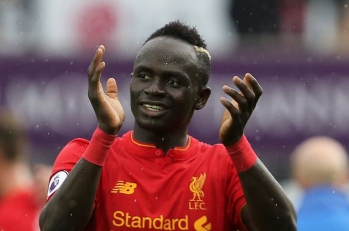 Pemain Liverpool FC, Sadio Mane, bertepuk tangan seusai pertandingan Premier League melawan Swansea City di Stadion Liberty, Swansea, Wales, 1 Oktober 2016.