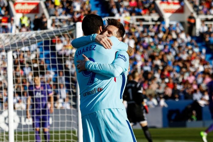 Luis Suarez dan Lionel Messi merayakan gol Barcelona ke gawang Leganes pada laga Liga Spanyol di Stadion Butarque, Sabtu (18/11/2017).