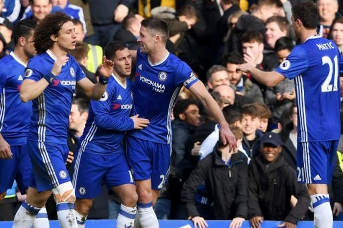 Para pemain Chelsea merayakan gol yang dicetak penyerang Eden Hazard (tengah) ke gawang Arsenal dalam laga Premier League di Stadion Stamford Bridge, London, Inggris, 4 Februari 2017.
