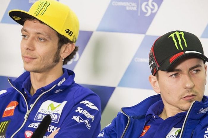 Jorge Lorenzo dan Valentino Rossi saat konferensi pers MotoGP Qatar di Losail Circuit, 16 Maret 2016. 