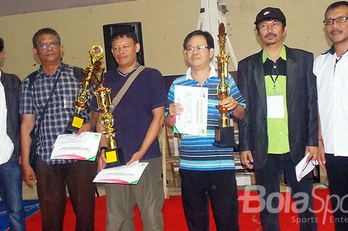 Master Internasional Dede Liu (ketiga dari kanan) saat pembagian hadiah kategori master Turnamen Catur Piala Walikota Bandung VI 2017 di GOR Pajajaran, Bandung, Minggu (3/9/2017).