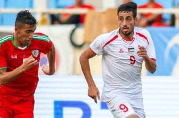  Winger timnas U-23 Palestina, Oday Dabbagh (kanan) adu lari dengan pemain timnas U-23 Oman pada pertandingan ketiga turnamen Vinaphone Cup 2018 di Stadion Nasional My Dihn, Hanoi, 7 Agustus 2018. 
