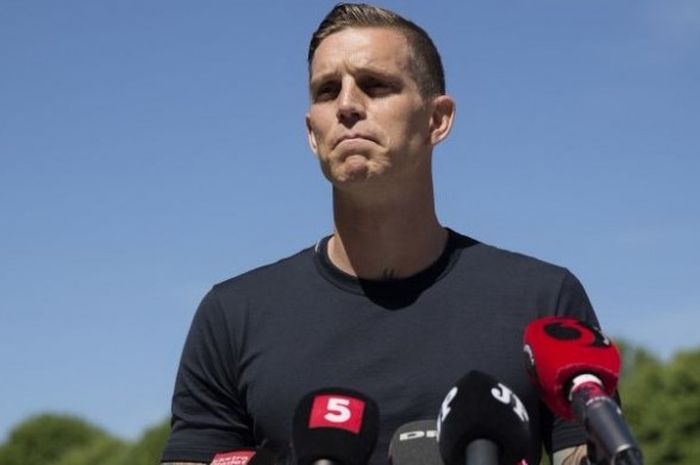 Bek asal Denmark, Daniel Agger, mengumumkan pensiun dalam konferensi pers di Hvidovre, Denmark, 9 Juni 2016.