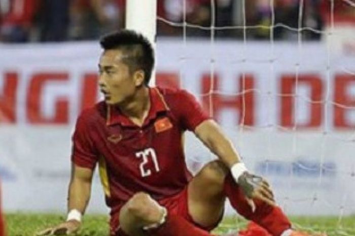 Pemain Vietnam Ho Tuan Tai terduduk setelah serangannya dihentikan Kiper Timnas Indonesia Satria Tama di Stadion Selayang, Selasa (22/8/2017)