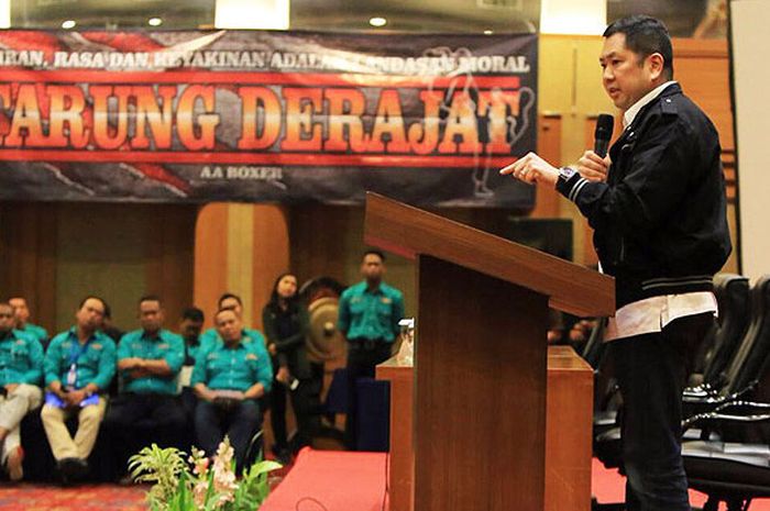 Hary Tanoesoedibjo memberikan sambutan usai dirinya diangkat sebagai Ketua Umum Pengurus Besar (PB) Keluarga Olahraga Tarung Derajat (Kodrat) periode 2017-2021, pada Munaslub yang digelar di Hotel Savoy Homann, Bandung, Sabtu (28/10/2017).
