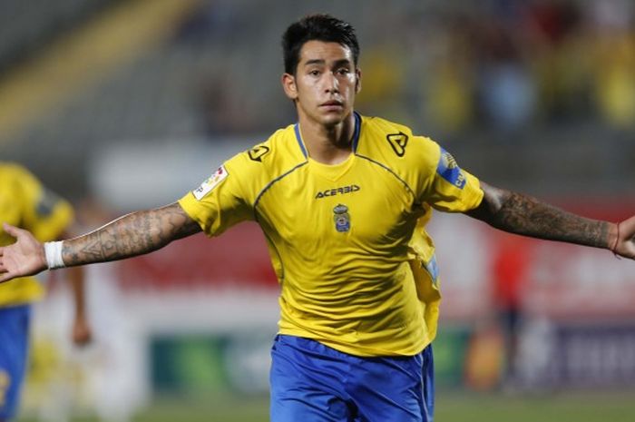 Striker Las Palmas, Sergio Araujo, merayakan golnya ke gawang Real Madrid dalam laga La Liga di Estadio Gran Canaria pada 24 September 2016.