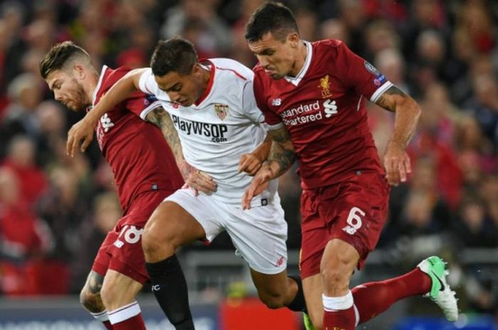 Bek Liverpool, Dejan Lovren (kanan) dan Alberto Moreno, mengapit penyerang Sevilla, Wissam Ben Yedder, dalam partai Liga Champions di Anfield, Liverpool, 13 September 2017.