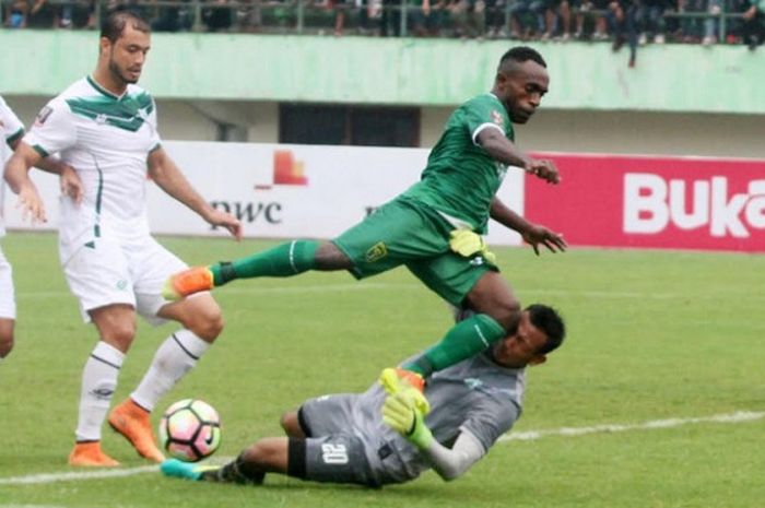 Demi menjaga gawang PSMS Medan, Abdul Rohim tak bisa menghindarkan benturan keras lutut lawan ke wajahnya dalam duel babak delapan besar Piala Presiden 2018 di Stadion Manahan, Solo, Sabtu (3/2/2018) sore WIB. 