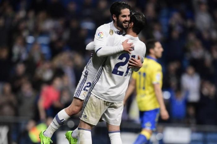 Isco dipeluk Alvaro Morata selepas mencetak gol Real Madrid ke gawang Las Palmas dalam partai Liga Spanyol di Santiago Bernabeu, Madrid, 1 Maret 2017.