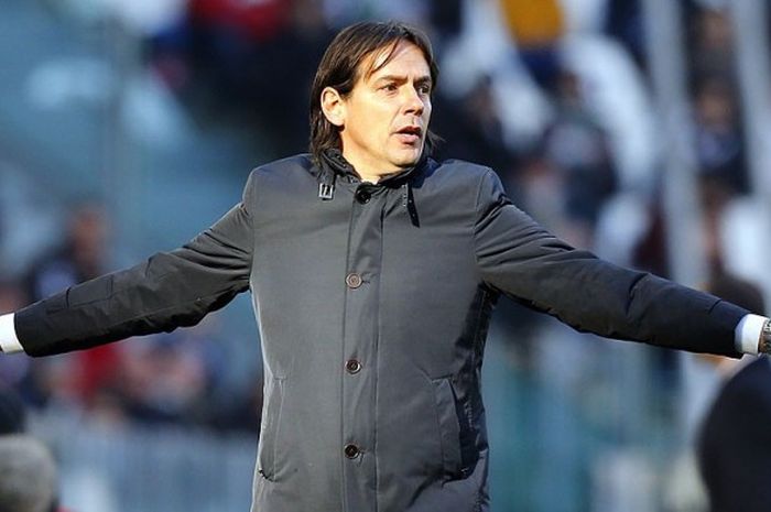 Gestur pelatih Lazio, Simone Inzaghi, saat mengawal timnya melawan Juventus dalam laga lanjutan Liga Italia 2016-2017 di Stadion Juventus, Turin, pada 22 Januari 2017.