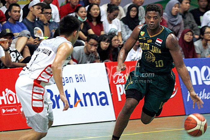 Aksi pebasket Pelita Jaya, Wayne Lyndon Bradford (kanan), saat mendribel bola mencoba melewati hadan