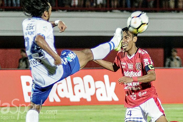 Kaki pemain Persib, Haryono (kiri) hampir mengenai wajah kapten Bali United, Fadil Sausu, saat Bali United melawan Persib Bandung pada laga pekan ke-11 Liga 1 2018 di Stadion Kapten I Wayan Dipta, Gianyar, Minggu (27/5/2018).