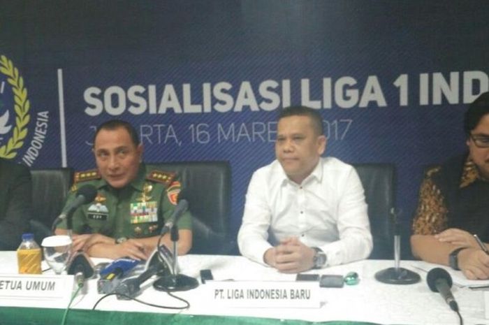 Ketua Umum PSSI, Edy Rahmayadi (dua dari kiri) memberikan keterangan ke media seusai pertemuan manajer Liga 1 di Markas Komando Strategis Angkatan Darat (Makostrad), Gambir, Jakarta Pusat, Kamis (16/3/2017) sore WIB.
